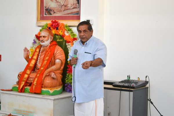 Dr. Gowrishankar speaking about the importance of Guru