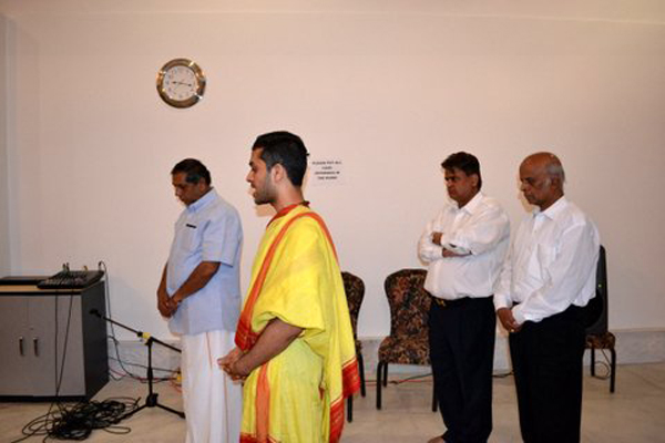 Priest Manjunath Sidhanthi chanting Guru Vandana