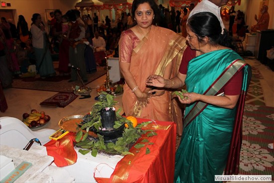 Devotees offering Pilva Pathra (leaves)